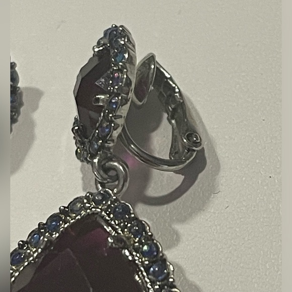VINTAGE AVON EARRINGS. Red/Purple Beveled w/Blue Crystals/Rhinestones. Clip ons. - Picture 9 of 9
